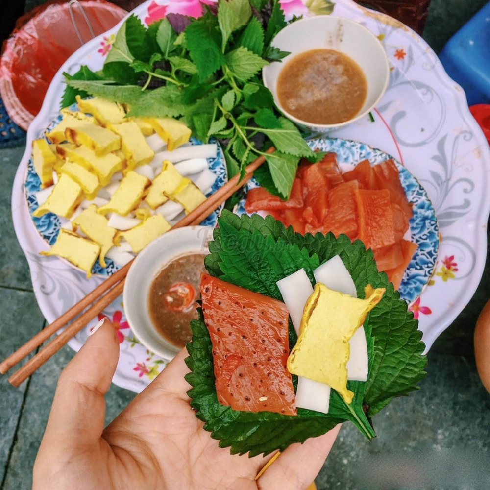 Sứa đỏ giòn sật và lạ miệng, càng ngon hơn khi chấm cùng mắm nêm hoặc giấm bỗng